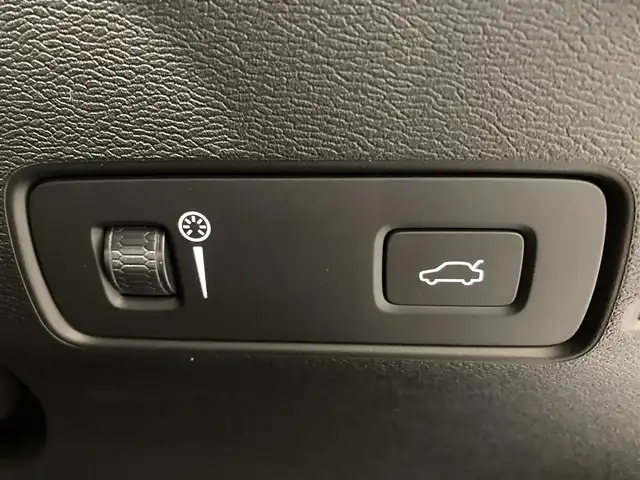 ボルボ ＸＣ４０ T4 AWD インスクリプション 熊本県 2019(令1)年 6万km デニムブルーメタリック ・スマートキー/・プッシュスタート/・City Safety/・レーンキープエイド/・ロードサインインフォメーション/・ドライバーアラート/・ハイビームアシスト/・パークアシスト/・クロストラフィックアラート/・ブラインドスポットモニター/・アクティブ・ベンディング・ライト/・衝突回避/・クルーズコントロール(追従式)/・茶革シート/・前席パワーシート/・全席シートヒーター/・ハンドルヒーター/・純正メモリナビ/　【Bluetooth・USB・AppleCarPlay・AndroidAuto】/・harman/kardonサウンドシステム/・フルセグTV/・全方位カメラ/・ETC/・ワイヤレス充電/・LEDヘッドランプ/・LEDフォグランプ/・純正マット