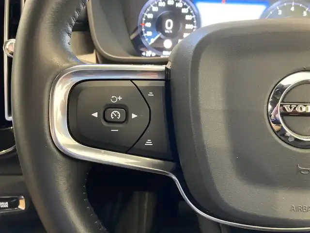 ボルボ ＸＣ４０ T4 AWD インスクリプション 熊本県 2019(令1)年 6万km デニムブルーメタリック ・スマートキー/・プッシュスタート/・City Safety/・レーンキープエイド/・ロードサインインフォメーション/・ドライバーアラート/・ハイビームアシスト/・パークアシスト/・クロストラフィックアラート/・ブラインドスポットモニター/・アクティブ・ベンディング・ライト/・衝突回避/・クルーズコントロール(追従式)/・茶革シート/・前席パワーシート/・全席シートヒーター/・ハンドルヒーター/・純正メモリナビ/　【Bluetooth・USB・AppleCarPlay・AndroidAuto】/・harman/kardonサウンドシステム/・フルセグTV/・全方位カメラ/・ETC/・ワイヤレス充電/・LEDヘッドランプ/・LEDフォグランプ/・純正マット