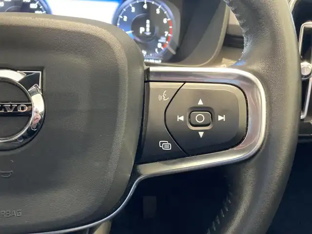 ボルボ ＸＣ４０ T4 AWD インスクリプション 熊本県 2019(令1)年 6万km デニムブルーメタリック ・スマートキー/・プッシュスタート/・City Safety/・レーンキープエイド/・ロードサインインフォメーション/・ドライバーアラート/・ハイビームアシスト/・パークアシスト/・クロストラフィックアラート/・ブラインドスポットモニター/・アクティブ・ベンディング・ライト/・衝突回避/・クルーズコントロール(追従式)/・茶革シート/・前席パワーシート/・全席シートヒーター/・ハンドルヒーター/・純正メモリナビ/　【Bluetooth・USB・AppleCarPlay・AndroidAuto】/・harman/kardonサウンドシステム/・フルセグTV/・全方位カメラ/・ETC/・ワイヤレス充電/・LEDヘッドランプ/・LEDフォグランプ/・純正マット