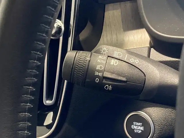 ボルボ ＸＣ４０ T4 AWD インスクリプション 熊本県 2019(令1)年 6万km デニムブルーメタリック ・スマートキー/・プッシュスタート/・City Safety/・レーンキープエイド/・ロードサインインフォメーション/・ドライバーアラート/・ハイビームアシスト/・パークアシスト/・クロストラフィックアラート/・ブラインドスポットモニター/・アクティブ・ベンディング・ライト/・衝突回避/・クルーズコントロール(追従式)/・茶革シート/・前席パワーシート/・全席シートヒーター/・ハンドルヒーター/・純正メモリナビ/　【Bluetooth・USB・AppleCarPlay・AndroidAuto】/・harman/kardonサウンドシステム/・フルセグTV/・全方位カメラ/・ETC/・ワイヤレス充電/・LEDヘッドランプ/・LEDフォグランプ/・純正マット