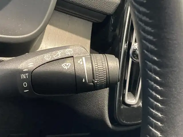ボルボ ＸＣ４０ T4 AWD インスクリプション 熊本県 2019(令1)年 6万km デニムブルーメタリック ・スマートキー/・プッシュスタート/・City Safety/・レーンキープエイド/・ロードサインインフォメーション/・ドライバーアラート/・ハイビームアシスト/・パークアシスト/・クロストラフィックアラート/・ブラインドスポットモニター/・アクティブ・ベンディング・ライト/・衝突回避/・クルーズコントロール(追従式)/・茶革シート/・前席パワーシート/・全席シートヒーター/・ハンドルヒーター/・純正メモリナビ/　【Bluetooth・USB・AppleCarPlay・AndroidAuto】/・harman/kardonサウンドシステム/・フルセグTV/・全方位カメラ/・ETC/・ワイヤレス充電/・LEDヘッドランプ/・LEDフォグランプ/・純正マット