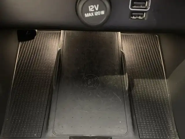 ボルボ ＸＣ４０ T4 AWD インスクリプション 熊本県 2019(令1)年 6万km デニムブルーメタリック ・スマートキー/・プッシュスタート/・City Safety/・レーンキープエイド/・ロードサインインフォメーション/・ドライバーアラート/・ハイビームアシスト/・パークアシスト/・クロストラフィックアラート/・ブラインドスポットモニター/・アクティブ・ベンディング・ライト/・衝突回避/・クルーズコントロール(追従式)/・茶革シート/・前席パワーシート/・全席シートヒーター/・ハンドルヒーター/・純正メモリナビ/　【Bluetooth・USB・AppleCarPlay・AndroidAuto】/・harman/kardonサウンドシステム/・フルセグTV/・全方位カメラ/・ETC/・ワイヤレス充電/・LEDヘッドランプ/・LEDフォグランプ/・純正マット