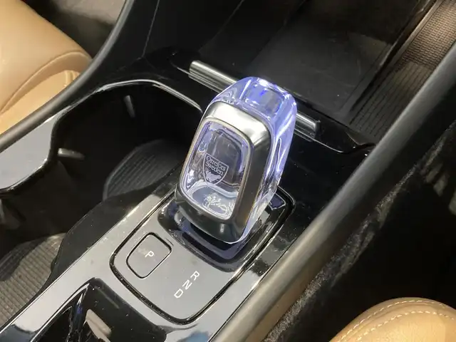 ボルボ ＸＣ４０ T4 AWD インスクリプション 熊本県 2019(令1)年 6万km デニムブルーメタリック ・スマートキー/・プッシュスタート/・City Safety/・レーンキープエイド/・ロードサインインフォメーション/・ドライバーアラート/・ハイビームアシスト/・パークアシスト/・クロストラフィックアラート/・ブラインドスポットモニター/・アクティブ・ベンディング・ライト/・衝突回避/・クルーズコントロール(追従式)/・茶革シート/・前席パワーシート/・全席シートヒーター/・ハンドルヒーター/・純正メモリナビ/　【Bluetooth・USB・AppleCarPlay・AndroidAuto】/・harman/kardonサウンドシステム/・フルセグTV/・全方位カメラ/・ETC/・ワイヤレス充電/・LEDヘッドランプ/・LEDフォグランプ/・純正マット