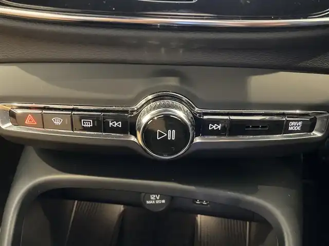 ボルボ ＸＣ４０ T4 AWD インスクリプション 熊本県 2019(令1)年 6万km デニムブルーメタリック ・スマートキー/・プッシュスタート/・City Safety/・レーンキープエイド/・ロードサインインフォメーション/・ドライバーアラート/・ハイビームアシスト/・パークアシスト/・クロストラフィックアラート/・ブラインドスポットモニター/・アクティブ・ベンディング・ライト/・衝突回避/・クルーズコントロール(追従式)/・茶革シート/・前席パワーシート/・全席シートヒーター/・ハンドルヒーター/・純正メモリナビ/　【Bluetooth・USB・AppleCarPlay・AndroidAuto】/・harman/kardonサウンドシステム/・フルセグTV/・全方位カメラ/・ETC/・ワイヤレス充電/・LEDヘッドランプ/・LEDフォグランプ/・純正マット
