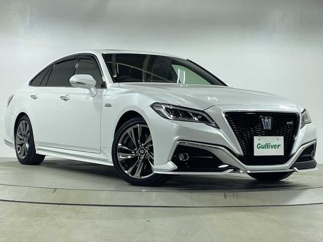 トヨタ クラウン ハイブリッド RS アドバンス 神奈川県 2021(令3)年 1万km プレシャスホワイトパール ムーンルーフ/メーカー8型ナビ/AM　FM　フルセグ　Blu-ray　DVD　CD　microSD　MSV　USB　MiraCast/バックカメラ/トヨタセーフティセンス/レーダークルーズコントロール/ブラインドスポットモニター/革巻ステアリング/ステアリングヒーター/パドルシフト/ステアリングリモコン/合皮革シート/前席パワーシート（運転席2メモリ）/前席シートヒーター・ベンチレーション/左右独立温度設定機能/ビルトインETC2.0/DRIVE　MODE/後席充電用USBポート×2/自動防眩インナーミラー/トランクイージークローザー/スマートキー×2/カードキー×1/新車時保証書/取扱説明書/サイドミラーヒーター/純正LEDヘッドライト/フォグランプ/リアスポイラー/純正18インチアルミ/LTA（レーントレーシングアシスト）/プリクラッシュセーフティ/クリアランスソナー/史アクロストラフィックアラート/パーキングサポート/RSA（ロードサインアシスト）/先行車発進告知