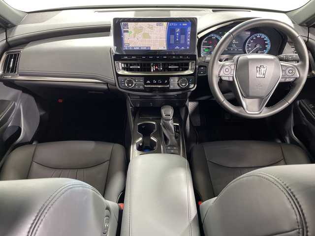 トヨタ クラウン ハイブリッド RS アドバンス 神奈川県 2021(令3)年 1万km プレシャスホワイトパール ムーンルーフ/メーカー8型ナビ/AM　FM　フルセグ　Blu-ray　DVD　CD　microSD　MSV　USB　MiraCast/バックカメラ/トヨタセーフティセンス/レーダークルーズコントロール/ブラインドスポットモニター/革巻ステアリング/ステアリングヒーター/パドルシフト/ステアリングリモコン/合皮革シート/前席パワーシート（運転席2メモリ）/前席シートヒーター・ベンチレーション/左右独立温度設定機能/ビルトインETC2.0/DRIVE　MODE/後席充電用USBポート×2/自動防眩インナーミラー/トランクイージークローザー/スマートキー×2/カードキー×1/新車時保証書/取扱説明書/サイドミラーヒーター/純正LEDヘッドライト/フォグランプ/リアスポイラー/純正18インチアルミ/LTA（レーントレーシングアシスト）/プリクラッシュセーフティ/クリアランスソナー/史アクロストラフィックアラート/パーキングサポート/RSA（ロードサインアシスト）/先行車発進告知