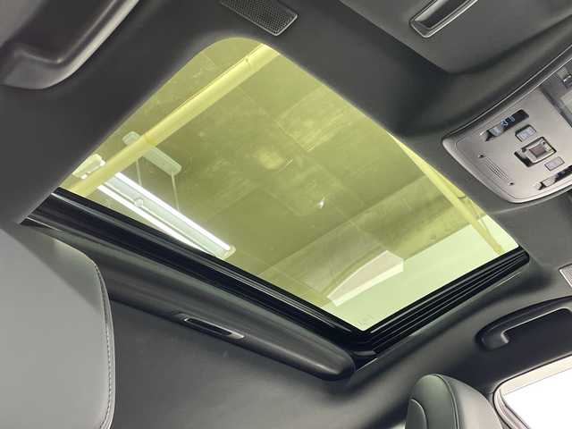 トヨタ クラウン ハイブリッド RS アドバンス 神奈川県 2021(令3)年 1万km プレシャスホワイトパール ムーンルーフ/メーカー8型ナビ/AM　FM　フルセグ　Blu-ray　DVD　CD　microSD　MSV　USB　MiraCast/バックカメラ/トヨタセーフティセンス/レーダークルーズコントロール/ブラインドスポットモニター/革巻ステアリング/ステアリングヒーター/パドルシフト/ステアリングリモコン/合皮革シート/前席パワーシート（運転席2メモリ）/前席シートヒーター・ベンチレーション/左右独立温度設定機能/ビルトインETC2.0/DRIVE　MODE/後席充電用USBポート×2/自動防眩インナーミラー/トランクイージークローザー/スマートキー×2/カードキー×1/新車時保証書/取扱説明書/サイドミラーヒーター/純正LEDヘッドライト/フォグランプ/リアスポイラー/純正18インチアルミ/LTA（レーントレーシングアシスト）/プリクラッシュセーフティ/クリアランスソナー/史アクロストラフィックアラート/パーキングサポート/RSA（ロードサインアシスト）/先行車発進告知