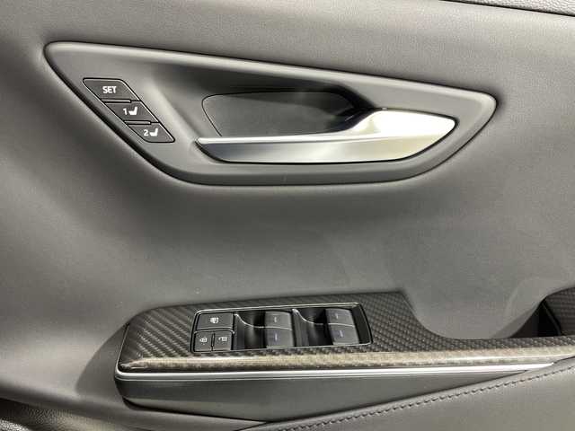 トヨタ クラウン ハイブリッド RS アドバンス 神奈川県 2021(令3)年 1万km プレシャスホワイトパール ムーンルーフ/メーカー8型ナビ/AM　FM　フルセグ　Blu-ray　DVD　CD　microSD　MSV　USB　MiraCast/バックカメラ/トヨタセーフティセンス/レーダークルーズコントロール/ブラインドスポットモニター/革巻ステアリング/ステアリングヒーター/パドルシフト/ステアリングリモコン/合皮革シート/前席パワーシート（運転席2メモリ）/前席シートヒーター・ベンチレーション/左右独立温度設定機能/ビルトインETC2.0/DRIVE　MODE/後席充電用USBポート×2/自動防眩インナーミラー/トランクイージークローザー/スマートキー×2/カードキー×1/新車時保証書/取扱説明書/サイドミラーヒーター/純正LEDヘッドライト/フォグランプ/リアスポイラー/純正18インチアルミ/LTA（レーントレーシングアシスト）/プリクラッシュセーフティ/クリアランスソナー/史アクロストラフィックアラート/パーキングサポート/RSA（ロードサインアシスト）/先行車発進告知