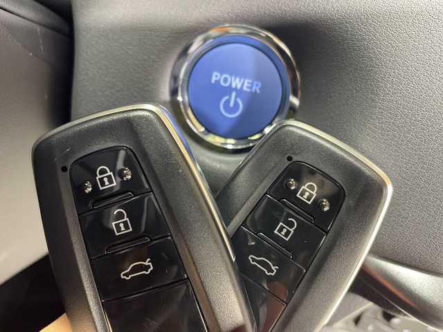 トヨタ クラウン ハイブリッド RS アドバンス 神奈川県 2021(令3)年 1万km プレシャスホワイトパール ムーンルーフ/メーカー8型ナビ/AM　FM　フルセグ　Blu-ray　DVD　CD　microSD　MSV　USB　MiraCast/バックカメラ/トヨタセーフティセンス/レーダークルーズコントロール/ブラインドスポットモニター/革巻ステアリング/ステアリングヒーター/パドルシフト/ステアリングリモコン/合皮革シート/前席パワーシート（運転席2メモリ）/前席シートヒーター・ベンチレーション/左右独立温度設定機能/ビルトインETC2.0/DRIVE　MODE/後席充電用USBポート×2/自動防眩インナーミラー/トランクイージークローザー/スマートキー×2/カードキー×1/新車時保証書/取扱説明書/サイドミラーヒーター/純正LEDヘッドライト/フォグランプ/リアスポイラー/純正18インチアルミ/LTA（レーントレーシングアシスト）/プリクラッシュセーフティ/クリアランスソナー/史アクロストラフィックアラート/パーキングサポート/RSA（ロードサインアシスト）/先行車発進告知