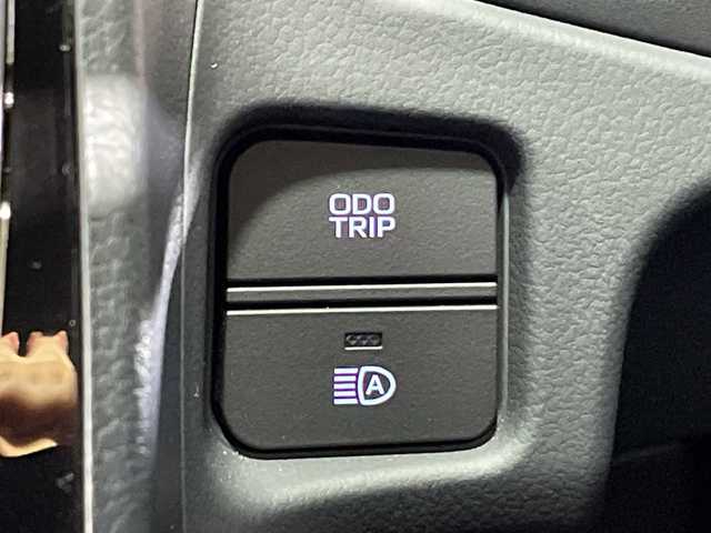 トヨタ クラウン ハイブリッド RS アドバンス 神奈川県 2021(令3)年 1万km プレシャスホワイトパール ムーンルーフ/メーカー8型ナビ/AM　FM　フルセグ　Blu-ray　DVD　CD　microSD　MSV　USB　MiraCast/バックカメラ/トヨタセーフティセンス/レーダークルーズコントロール/ブラインドスポットモニター/革巻ステアリング/ステアリングヒーター/パドルシフト/ステアリングリモコン/合皮革シート/前席パワーシート（運転席2メモリ）/前席シートヒーター・ベンチレーション/左右独立温度設定機能/ビルトインETC2.0/DRIVE　MODE/後席充電用USBポート×2/自動防眩インナーミラー/トランクイージークローザー/スマートキー×2/カードキー×1/新車時保証書/取扱説明書/サイドミラーヒーター/純正LEDヘッドライト/フォグランプ/リアスポイラー/純正18インチアルミ/LTA（レーントレーシングアシスト）/プリクラッシュセーフティ/クリアランスソナー/史アクロストラフィックアラート/パーキングサポート/RSA（ロードサインアシスト）/先行車発進告知