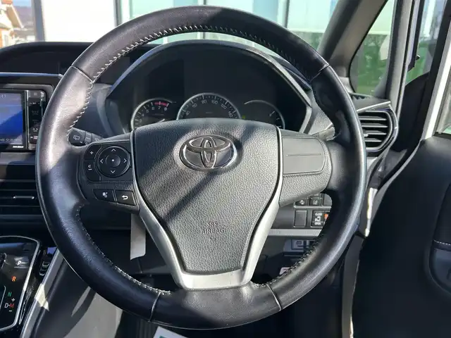 トヨタ エスクァイア Xi 和歌山県 2016(平28)年 6.9万km ホワイトパールクリスタルシャイン 福祉車両/社外ナビ/フルセグTV/バックカメラ/両側パワースライドドア/プリクラッシュセーフティー/クリアランスソナー/アイドリングストップ/リアサンシェード/純正アルミホイール/純正フロアマット/LEDヘッドライト/オートライト/オートマチックハイビーム