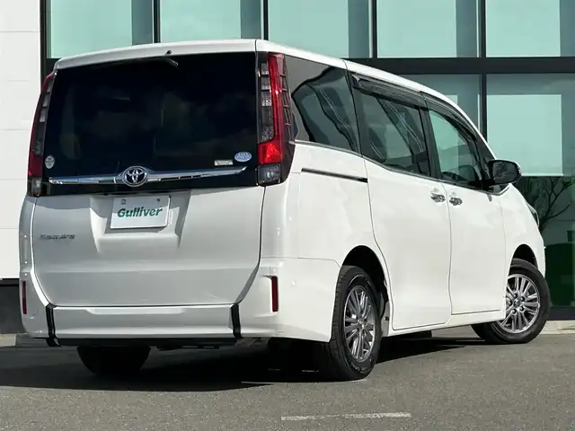 トヨタ エスクァイア Xi 和歌山県 2016(平28)年 6.9万km ホワイトパールクリスタルシャイン 福祉車両/社外ナビ/フルセグTV/バックカメラ/両側パワースライドドア/プリクラッシュセーフティー/クリアランスソナー/アイドリングストップ/リアサンシェード/純正アルミホイール/純正フロアマット/LEDヘッドライト/オートライト/オートマチックハイビーム