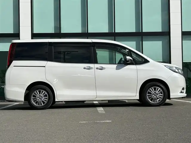 トヨタ エスクァイア Xi 和歌山県 2016(平28)年 6.9万km ホワイトパールクリスタルシャイン 福祉車両/社外ナビ/フルセグTV/バックカメラ/両側パワースライドドア/プリクラッシュセーフティー/クリアランスソナー/アイドリングストップ/リアサンシェード/純正アルミホイール/純正フロアマット/LEDヘッドライト/オートライト/オートマチックハイビーム