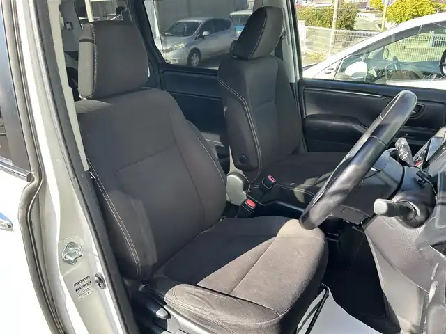 トヨタ エスクァイア Xi 和歌山県 2016(平28)年 6.9万km ホワイトパールクリスタルシャイン 福祉車両/社外ナビ/フルセグTV/バックカメラ/両側パワースライドドア/プリクラッシュセーフティー/クリアランスソナー/アイドリングストップ/リアサンシェード/純正アルミホイール/純正フロアマット/LEDヘッドライト/オートライト/オートマチックハイビーム