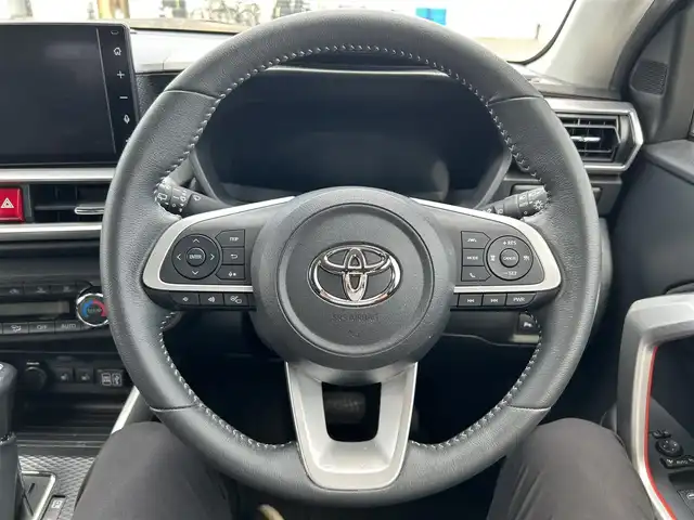 トヨタ ライズ Z 熊本県 2020(令2)年 2.6万km ブラックマイカメタリック 純正ディスプレイオーディオ/・AM/FM/BT/・アップルカープレイ/・フルセグTV/全周囲カメラ/スマートアシスト/・クリアランスソナー/・ブラインドスポットモニター/・リヤクロストラフィックアラート/・レーンキープコントロール/・オートハイビーム/・前後コーナーセンサー/・先行車発進お知らせ機能/前後ドライブレコーダー/D/N席シートヒーター/オートライト/・フォグランプ/・LEDヘッドライト/純正ドアバイザー/革巻きステアリング/・ステアリングリモコン/電動格納ミラー/・ウィンカーミラー/PWRボタン/純正アルミホイール/純正フロアマット/スマートキー