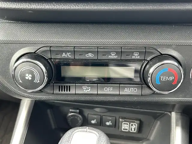 トヨタ ライズ Z 熊本県 2020(令2)年 2.6万km ブラックマイカメタリック 純正ディスプレイオーディオ/・AM/FM/BT/・アップルカープレイ/・フルセグTV/全周囲カメラ/スマートアシスト/・クリアランスソナー/・ブラインドスポットモニター/・リヤクロストラフィックアラート/・レーンキープコントロール/・オートハイビーム/・前後コーナーセンサー/・先行車発進お知らせ機能/前後ドライブレコーダー/D/N席シートヒーター/オートライト/・フォグランプ/・LEDヘッドライト/純正ドアバイザー/革巻きステアリング/・ステアリングリモコン/電動格納ミラー/・ウィンカーミラー/PWRボタン/純正アルミホイール/純正フロアマット/スマートキー