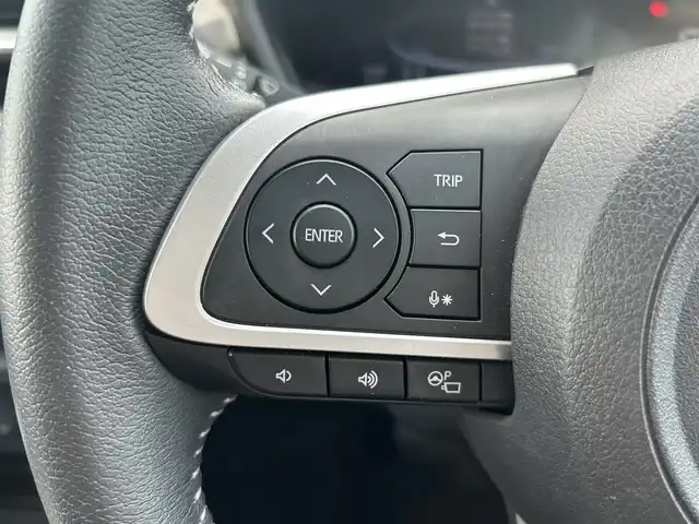 トヨタ ライズ Z 熊本県 2020(令2)年 2.6万km ブラックマイカメタリック 純正ディスプレイオーディオ/・AM/FM/BT/・アップルカープレイ/・フルセグTV/全周囲カメラ/スマートアシスト/・クリアランスソナー/・ブラインドスポットモニター/・リヤクロストラフィックアラート/・レーンキープコントロール/・オートハイビーム/・前後コーナーセンサー/・先行車発進お知らせ機能/前後ドライブレコーダー/D/N席シートヒーター/オートライト/・フォグランプ/・LEDヘッドライト/純正ドアバイザー/革巻きステアリング/・ステアリングリモコン/電動格納ミラー/・ウィンカーミラー/PWRボタン/純正アルミホイール/純正フロアマット/スマートキー