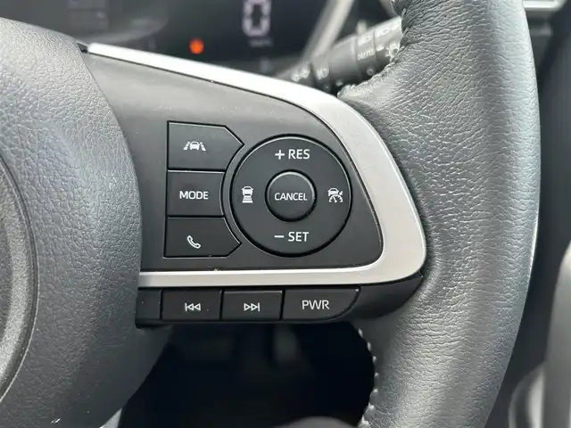 トヨタ ライズ Z 熊本県 2020(令2)年 2.6万km ブラックマイカメタリック 純正ディスプレイオーディオ/・AM/FM/BT/・アップルカープレイ/・フルセグTV/全周囲カメラ/スマートアシスト/・クリアランスソナー/・ブラインドスポットモニター/・リヤクロストラフィックアラート/・レーンキープコントロール/・オートハイビーム/・前後コーナーセンサー/・先行車発進お知らせ機能/前後ドライブレコーダー/D/N席シートヒーター/オートライト/・フォグランプ/・LEDヘッドライト/純正ドアバイザー/革巻きステアリング/・ステアリングリモコン/電動格納ミラー/・ウィンカーミラー/PWRボタン/純正アルミホイール/純正フロアマット/スマートキー