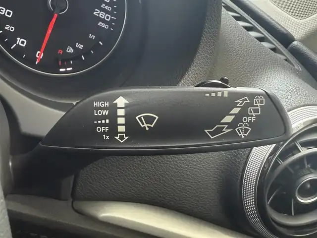 アウディ Ａ３ スポーツバック 1．4 TFSI 愛知県 2016(平28)年 5.5万km ダコタグレーメタリック /禁煙//正規ディーラー車//純正メモリナビ//CD/DVD/BT/AM/FM/フルセグ//ドライブレコーダー//革巻きステアリング//ステアリングスイッチ//パドルシフト//ETC//電動パーキング//オートライト//フロント/リアフォグランプ//ACC//パーキングエイド//audiプレセンス//横滑り防止//プッシュスタート//照明付きバニティミラー//ISOFIX//トノカバー//スマートキー//ディーラー記録簿H29-R6//保証書/取扱説明書/スペアキー