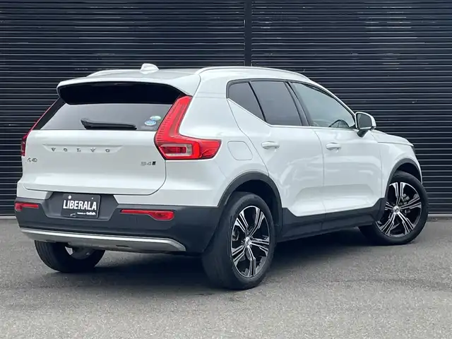 ボルボ ＸＣ４０ B4 AWD インスクリプション 静岡県 2020(令2)年 3万km クリスタルホワイトP ハーマンカードン　/キャメルレザー　/純正ナビ　/全方位カメラ　/ＣａｒＰｌａｙ　/フルセグＴＶ　/ＡＣＣ　/ＢＩＬＳ　/ＬＫＡ　/置くだけ充電　/純正ＬＥＤヘッドライト　/純正１９インチＡＷ　/前後ドラレコ　/ＥＴＣ