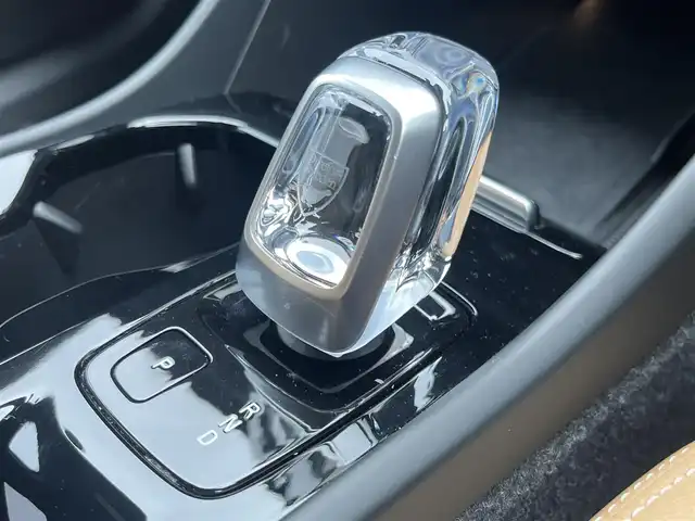 ボルボ ＸＣ４０ B4 AWD インスクリプション 静岡県 2020(令2)年 3万km クリスタルホワイトP ハーマンカードン　/キャメルレザー　/純正ナビ　/全方位カメラ　/ＣａｒＰｌａｙ　/フルセグＴＶ　/ＡＣＣ　/ＢＩＬＳ　/ＬＫＡ　/置くだけ充電　/純正ＬＥＤヘッドライト　/純正１９インチＡＷ　/前後ドラレコ　/ＥＴＣ