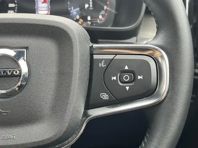ボルボ ＸＣ４０ B4 AWD インスクリプション 静岡県 2020(令2)年 3万km クリスタルホワイトP ハーマンカードン　/キャメルレザー　/純正ナビ　/全方位カメラ　/ＣａｒＰｌａｙ　/フルセグＴＶ　/ＡＣＣ　/ＢＩＬＳ　/ＬＫＡ　/置くだけ充電　/純正ＬＥＤヘッドライト　/純正１９インチＡＷ　/前後ドラレコ　/ＥＴＣ