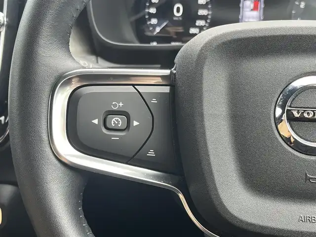 ボルボ ＸＣ４０ B4 AWD インスクリプション 静岡県 2020(令2)年 3万km クリスタルホワイトP ハーマンカードン　/キャメルレザー　/純正ナビ　/全方位カメラ　/ＣａｒＰｌａｙ　/フルセグＴＶ　/ＡＣＣ　/ＢＩＬＳ　/ＬＫＡ　/置くだけ充電　/純正ＬＥＤヘッドライト　/純正１９インチＡＷ　/前後ドラレコ　/ＥＴＣ