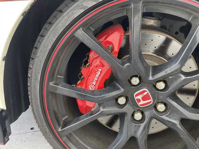 ホンダ シビック タイプR 群馬県 2018(平30)年 6.1万km チャンピオンシップホワイト 6速MT/純正Gathersナビ/・AM/FM/CD/DVD/SD/Bluetooth/フルセグTV/バックカメラ/TYPE R専用設計/・フロントグリル/・エアロダイナミクスカラードバンパー（フロント/リア）/・カーボン調フロントスポイラー/・ピアノブラック大型リアスポイラー/・カラードボルテックスジェネレーター/・カーボン調サイドシルガーニッシュ/・アダプティブダンパーシステム/・サスペンション（フロント：デュアルアクシスストラット リア：マルチリンク）/専用20インチアルミホイール/Honda TYPE Rシート（フロント）/クルーズコントロール/純正ビルトインETC/LEDヘッドランプ
