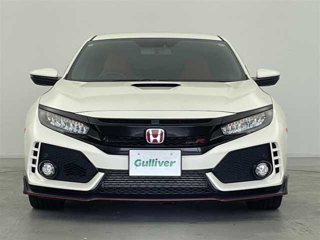 ホンダ シビック タイプR 群馬県 2018(平30)年 6.1万km チャンピオンシップホワイト 6速MT/純正Gathersナビ/・AM/FM/CD/DVD/SD/Bluetooth/フルセグTV/バックカメラ/TYPE R専用設計/・フロントグリル/・エアロダイナミクスカラードバンパー（フロント/リア）/・カーボン調フロントスポイラー/・ピアノブラック大型リアスポイラー/・カラードボルテックスジェネレーター/・カーボン調サイドシルガーニッシュ/・アダプティブダンパーシステム/・サスペンション（フロント：デュアルアクシスストラット リア：マルチリンク）/専用20インチアルミホイール/Honda TYPE Rシート（フロント）/クルーズコントロール/純正ビルトインETC/LEDヘッドランプ