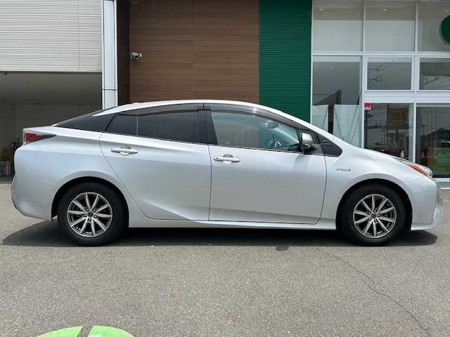 トヨタ プリウス A プレミアム 静岡県 2016(平28)年 8.8万km シルバーM 純正SDナビ/AM/FM/CD/BT/フルセグ/バックカメラ/純正フロアマット/オートライト/レザーシート/クルーズコントロール/ETC/運転席助手席シートヒーター/運転席パワーシート/ドライブレコーダー前
