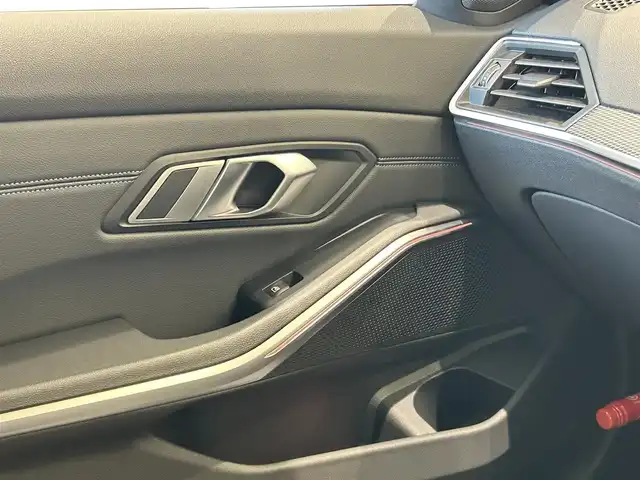 ＢＭＷ ３２０ｄ xDrive Mスポーツ 福岡県 2020(令2)年 6万km サファイアブラックP 純正ナビ　/３６０°カメラ　/ＡＣＣ　/ＢＳＭ　/レーンキープ　/ＣａｒＰｌａｙ　/ワイヤレス充電　/フットトランクオープン　/ハーフレザーシート　/シートヒーター　/コンフォートアクセス　/アンビエントライト　/前後ソナー