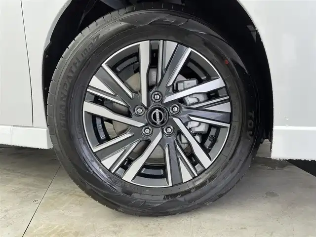 日産 セレナ e－パワー ハイウェイスター V 群馬県 2025(令7)年 0.1千km プリズムホワイト e-POWER　ハイウエイスターV　ヘッドランプ オートレベライザー+アダプティブLEDヘッドライトシステム+インテリジェント アラウンドビューモニター（移動物 検知機能付）+インテリジェント ルームミラー+アドバンスドドライブアシストディスプレイ（12.3インチカラーディスプレイ）+統合型インターフェースディスプレイ+ワイヤレス充電器+6スピーカー+NissanConnectナビゲーションシステム（地デジ内蔵）+車載通信ユニット（TCU［Telematics Control Unit］）+ETC2.0ユニット（ビルトインタイプ）+ドライブレコーダー（前後セット）+プロパイロット（ナビリンク機能付）+プロパイロット緊急停止支援システム（SOSコール機能付）+SOSコール（488/400円）登録済み未使用車　純正１２．３型ナビ　Apple car play 全方位カメラ　プロパイロット　アダクティブクルーズコントロール　レーンキープ　BSM　オートマチックハイビーム　コーナーセンサー