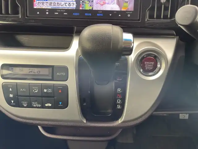 ホンダ Ｎ ＷＧＮ カスタム G ターボパッケージ 道央・札幌 2015(平27)年 6.8万km プレミアムホワイトパール ・４WD /CTBA/・横滑り防止装置/衝突被害軽減ブレーキ/・純正ディーラーOPナビ/・BT/CD/DVD/SD/フルセグTV/・バックカメラ/・パドルシフト/・ハーフレザーシート/・クルーズコントロール/・ステアリングスイッチ/・HIDヘッドライト/オートライト/・プッシュスタート/スマートキー/・スペアキー（１本）/・電動格納ミラー
