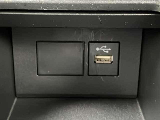トヨタ アクア X 山口県 2023(令5)年 3.4万km ブラックマイカ 純正ディスプレイオーディオ/　・Miracast/　・Bluetoothオーディオ/　・ハンズフリー通話/　・AM/FMラジオ/　・USBデータ通信/トヨタセーフティセンス/　・オートハイビーム/　・衝突軽減ブレーキ/　・前後踏み間違い防止/　・先行車発進通知/　・車線逸脱通知/　・アダプティブクルーズコントロール/　・車線維持操舵支援/　・前後コーナーセンサー/　・誤発進抑制機能/　・トラクションコントロール/バックカメラ/ステアリングリモコン/チルトステアリング/AC100V電源/ヘッドライトレベライザー/スマートキー/イモビライザー/プッシュスタート/WSRS＋サイドエアバッグ/後席ISOFIXシート/フルオートAC/ECO Heat/ECO　Cool/ドライブモードセレクト/　・ECOモード/　・PWR＋モード/ロック連動自動格納ドアミラー/LEDヘッドライト/オートライト/LEDミラーウィンカー/バニティミラー/分割可倒式リアシート/UVカットプライバシーガラス/マルチインフォメーションディスプレイ/メンテナンスノート