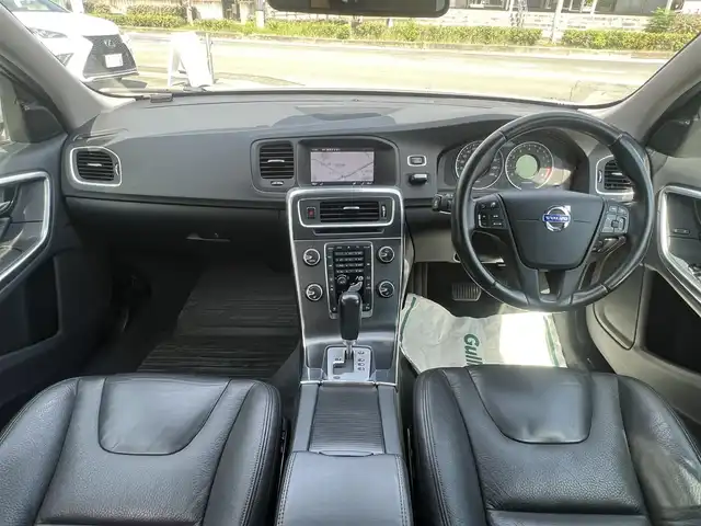 ボルボ Ｓ６０ ドライブe 京都府 2012(平24)年 7.3万km 白  レザーパッケージ/・　黒革シート/・　前席パワーシート/・　前席シートヒーター/・　17インチ５本スポークアルミ/ ナビゲーションパッケージ/・　HDDナビ/・　地デジTV/・　アクティブHIDヘッドランプ/・　ヘッドランプウォッシャー/ セーフティパッケージ/ CD/DVD/BTオーディオ/ ETC/ 追従クルーズコントロール/ リヤソナー/ 純正ゴムフロアマット/・　純正フロアマット積み込み/ スマートキー２個/ プッシュスタート/ 新車時保証書
