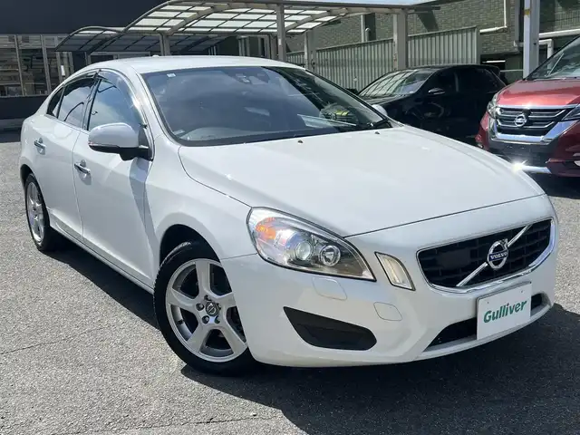 ボルボ Ｓ６０ ドライブe 京都府 2012(平24)年 7.3万km 白  レザーパッケージ/・　黒革シート/・　前席パワーシート/・　前席シートヒーター/・　17インチ５本スポークアルミ/ ナビゲーションパッケージ/・　HDDナビ/・　地デジTV/・　アクティブHIDヘッドランプ/・　ヘッドランプウォッシャー/ セーフティパッケージ/ CD/DVD/BTオーディオ/ ETC/ 追従クルーズコントロール/ リヤソナー/ 純正ゴムフロアマット/・　純正フロアマット積み込み/ スマートキー２個/ プッシュスタート/ 新車時保証書