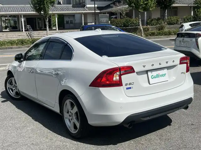 ボルボ Ｓ６０ ドライブe 京都府 2012(平24)年 7.3万km 白  レザーパッケージ/・　黒革シート/・　前席パワーシート/・　前席シートヒーター/・　17インチ５本スポークアルミ/ ナビゲーションパッケージ/・　HDDナビ/・　地デジTV/・　アクティブHIDヘッドランプ/・　ヘッドランプウォッシャー/ セーフティパッケージ/ CD/DVD/BTオーディオ/ ETC/ 追従クルーズコントロール/ リヤソナー/ 純正ゴムフロアマット/・　純正フロアマット積み込み/ スマートキー２個/ プッシュスタート/ 新車時保証書