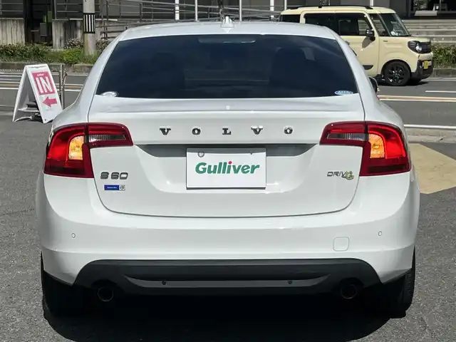 ボルボ Ｓ６０ ドライブe 京都府 2012(平24)年 7.3万km 白  レザーパッケージ/・　黒革シート/・　前席パワーシート/・　前席シートヒーター/・　17インチ５本スポークアルミ/ ナビゲーションパッケージ/・　HDDナビ/・　地デジTV/・　アクティブHIDヘッドランプ/・　ヘッドランプウォッシャー/ セーフティパッケージ/ CD/DVD/BTオーディオ/ ETC/ 追従クルーズコントロール/ リヤソナー/ 純正ゴムフロアマット/・　純正フロアマット積み込み/ スマートキー２個/ プッシュスタート/ 新車時保証書