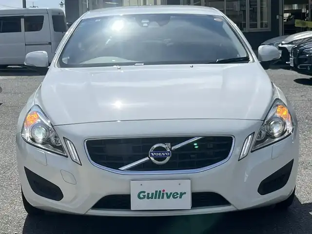 ボルボ Ｓ６０ ドライブe 京都府 2012(平24)年 7.3万km 白  レザーパッケージ/・　黒革シート/・　前席パワーシート/・　前席シートヒーター/・　17インチ５本スポークアルミ/ ナビゲーションパッケージ/・　HDDナビ/・　地デジTV/・　アクティブHIDヘッドランプ/・　ヘッドランプウォッシャー/ セーフティパッケージ/ CD/DVD/BTオーディオ/ ETC/ 追従クルーズコントロール/ リヤソナー/ 純正ゴムフロアマット/・　純正フロアマット積み込み/ スマートキー２個/ プッシュスタート/ 新車時保証書