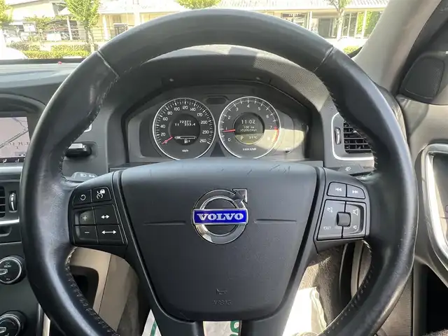 ボルボ Ｓ６０ ドライブe 京都府 2012(平24)年 7.3万km 白  レザーパッケージ/・　黒革シート/・　前席パワーシート/・　前席シートヒーター/・　17インチ５本スポークアルミ/ ナビゲーションパッケージ/・　HDDナビ/・　地デジTV/・　アクティブHIDヘッドランプ/・　ヘッドランプウォッシャー/ セーフティパッケージ/ CD/DVD/BTオーディオ/ ETC/ 追従クルーズコントロール/ リヤソナー/ 純正ゴムフロアマット/・　純正フロアマット積み込み/ スマートキー２個/ プッシュスタート/ 新車時保証書