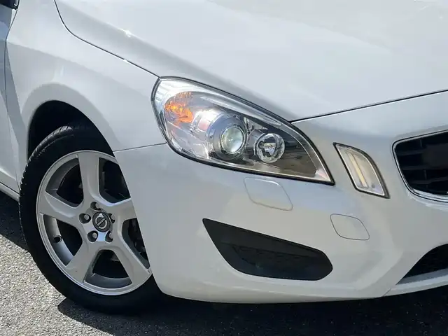 ボルボ Ｓ６０ ドライブe 京都府 2012(平24)年 7.3万km 白  レザーパッケージ/・　黒革シート/・　前席パワーシート/・　前席シートヒーター/・　17インチ５本スポークアルミ/ ナビゲーションパッケージ/・　HDDナビ/・　地デジTV/・　アクティブHIDヘッドランプ/・　ヘッドランプウォッシャー/ セーフティパッケージ/ CD/DVD/BTオーディオ/ ETC/ 追従クルーズコントロール/ リヤソナー/ 純正ゴムフロアマット/・　純正フロアマット積み込み/ スマートキー２個/ プッシュスタート/ 新車時保証書