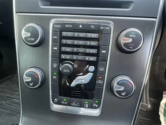 ボルボ Ｓ６０ ドライブe 京都府 2012(平24)年 7.3万km 白  レザーパッケージ/・　黒革シート/・　前席パワーシート/・　前席シートヒーター/・　17インチ５本スポークアルミ/ ナビゲーションパッケージ/・　HDDナビ/・　地デジTV/・　アクティブHIDヘッドランプ/・　ヘッドランプウォッシャー/ セーフティパッケージ/ CD/DVD/BTオーディオ/ ETC/ 追従クルーズコントロール/ リヤソナー/ 純正ゴムフロアマット/・　純正フロアマット積み込み/ スマートキー２個/ プッシュスタート/ 新車時保証書
