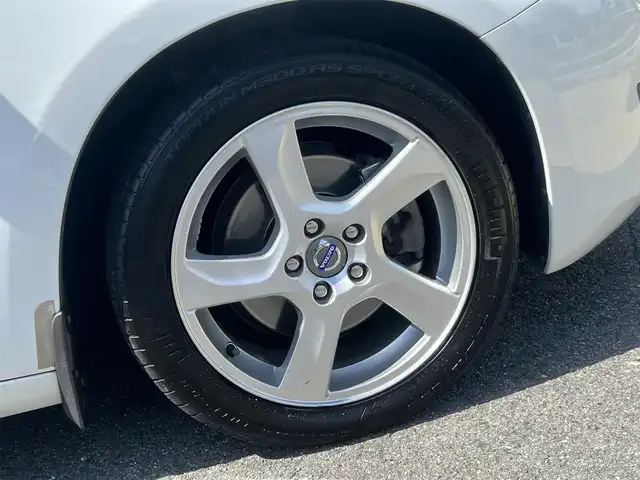 ボルボ Ｓ６０ ドライブe 京都府 2012(平24)年 7.3万km 白  レザーパッケージ/・　黒革シート/・　前席パワーシート/・　前席シートヒーター/・　17インチ５本スポークアルミ/ ナビゲーションパッケージ/・　HDDナビ/・　地デジTV/・　アクティブHIDヘッドランプ/・　ヘッドランプウォッシャー/ セーフティパッケージ/ CD/DVD/BTオーディオ/ ETC/ 追従クルーズコントロール/ リヤソナー/ 純正ゴムフロアマット/・　純正フロアマット積み込み/ スマートキー２個/ プッシュスタート/ 新車時保証書
