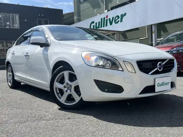ボルボ Ｓ６０ ドライブe 京都府 2012(平24)年 7.3万km 白  レザーパッケージ/・　黒革シート/・　前席パワーシート/・　前席シートヒーター/・　17インチ５本スポークアルミ/ ナビゲーションパッケージ/・　HDDナビ/・　地デジTV/・　アクティブHIDヘッドランプ/・　ヘッドランプウォッシャー/ セーフティパッケージ/ CD/DVD/BTオーディオ/ ETC/ 追従クルーズコントロール/ リヤソナー/ 純正ゴムフロアマット/・　純正フロアマット積み込み/ スマートキー２個/ プッシュスタート/ 新車時保証書