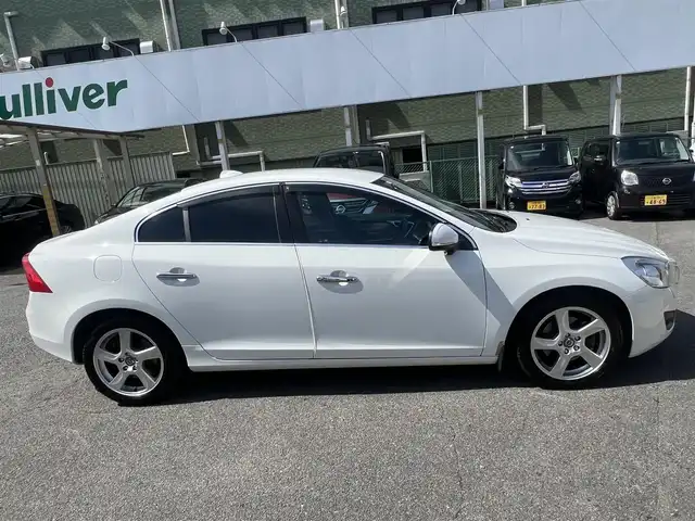 ボルボ Ｓ６０ ドライブe 京都府 2012(平24)年 7.3万km 白  レザーパッケージ/・　黒革シート/・　前席パワーシート/・　前席シートヒーター/・　17インチ５本スポークアルミ/ ナビゲーションパッケージ/・　HDDナビ/・　地デジTV/・　アクティブHIDヘッドランプ/・　ヘッドランプウォッシャー/ セーフティパッケージ/ CD/DVD/BTオーディオ/ ETC/ 追従クルーズコントロール/ リヤソナー/ 純正ゴムフロアマット/・　純正フロアマット積み込み/ スマートキー２個/ プッシュスタート/ 新車時保証書