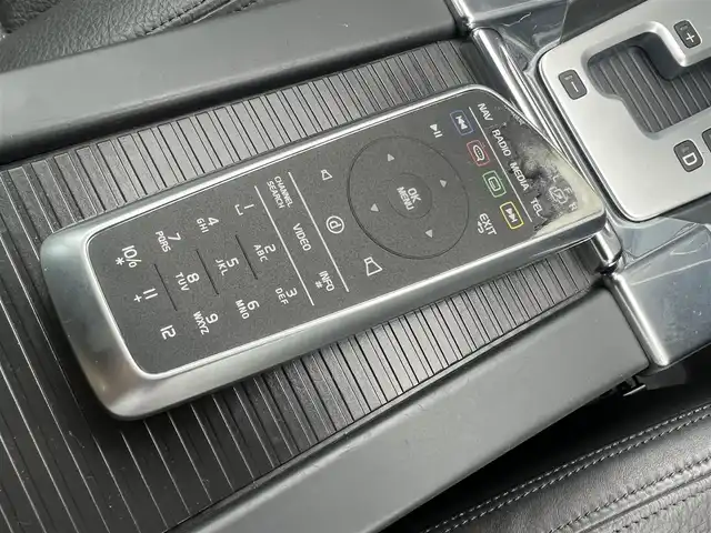 ボルボ Ｓ６０ ドライブe 京都府 2012(平24)年 7.3万km 白  レザーパッケージ/・　黒革シート/・　前席パワーシート/・　前席シートヒーター/・　17インチ５本スポークアルミ/ ナビゲーションパッケージ/・　HDDナビ/・　地デジTV/・　アクティブHIDヘッドランプ/・　ヘッドランプウォッシャー/ セーフティパッケージ/ CD/DVD/BTオーディオ/ ETC/ 追従クルーズコントロール/ リヤソナー/ 純正ゴムフロアマット/・　純正フロアマット積み込み/ スマートキー２個/ プッシュスタート/ 新車時保証書