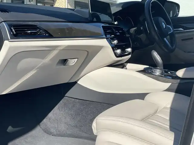 ＢＭＷ ５２３ｄ Mスポーツ ハイライン 静岡県 2018(平30)年 4.3万km アルピンホワイトⅢ インテリジェントセーフティ /衝突軽減ブレーキACC/車線逸脱警告ブラインドスポットモニター/ステアリンプアシスト/イノベーションパッケージ/HiLineパッケージ　ホワイトレザーシート シートヒーター /メモリーパワーシート/ヘッドアップディスプレイ/IDriveHDDナビフルセグTV Bluetooth/全方位カメラ/パワートランクリッド/コンフォートアクセス/アンビエントライト /ミラー一体型DSRCETC/フィルム施工/GPSレーダー