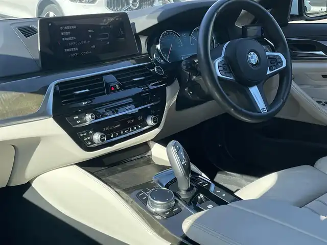 ＢＭＷ ５２３ｄ Mスポーツ ハイライン 静岡県 2018(平30)年 4.3万km アルピンホワイトⅢ インテリジェントセーフティ /衝突軽減ブレーキACC/車線逸脱警告ブラインドスポットモニター/ステアリンプアシスト/イノベーションパッケージ/HiLineパッケージ　ホワイトレザーシート シートヒーター /メモリーパワーシート/ヘッドアップディスプレイ/IDriveHDDナビフルセグTV Bluetooth/全方位カメラ/パワートランクリッド/コンフォートアクセス/アンビエントライト /ミラー一体型DSRCETC/フィルム施工/GPSレーダー