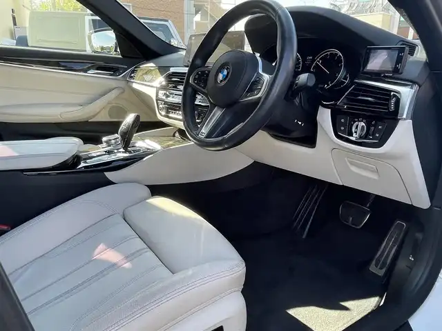 ＢＭＷ ５２３ｄ Mスポーツ ハイライン 静岡県 2018(平30)年 4.3万km アルピンホワイトⅢ インテリジェントセーフティ /衝突軽減ブレーキACC/車線逸脱警告ブラインドスポットモニター/ステアリンプアシスト/イノベーションパッケージ/HiLineパッケージ　ホワイトレザーシート シートヒーター /メモリーパワーシート/ヘッドアップディスプレイ/IDriveHDDナビフルセグTV Bluetooth/全方位カメラ/パワートランクリッド/コンフォートアクセス/アンビエントライト /ミラー一体型DSRCETC/フィルム施工/GPSレーダー