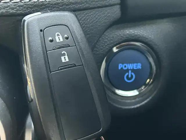 トヨタ ＲＡＶ４ ハイブリットX 埼玉県 2020(令2)年 5.9万km ホワイトパールクリスタルシャイン 登録時58827km/ワンオーナー/4WD/社外メモリナビ（BT/AM/FM/フルセグTV）/衝突軽減ブレーキ/レーダークルーズコントロール/レーンキープアシスト/純正LEDヘッドライト/純正17インチAW/純正フロアマット/純正ドアバイザー/オートマチックハイビーム/ビルトインETC/ドラレコ前後/ルーフレール/ステアリングスイッチ/Pスタート/スマートキー/スペアキー1本/保証書/車両取扱説明書